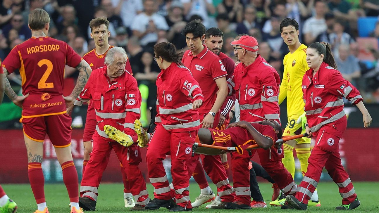 Roma game called off after defender collapses on field - ESPN