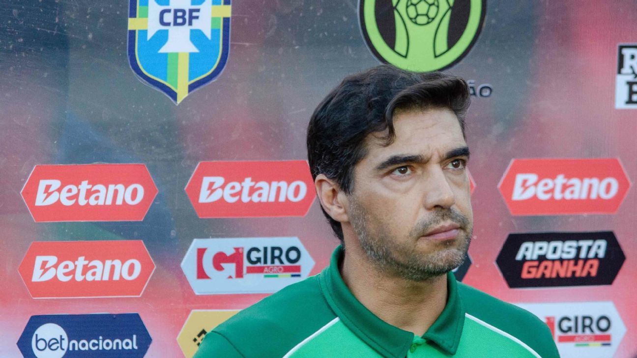 Abel aplaude torcida do Vitória, técnico insatisfeito com atmosfera no Barradão.