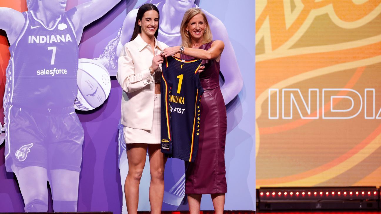 इंडियाना फीवर ने 2024 WNBA ड्राफ्ट में नंबर 1 पिक के रूप में आयोवा के कैटिलिन क्लार्क को चुना।  1 चुना