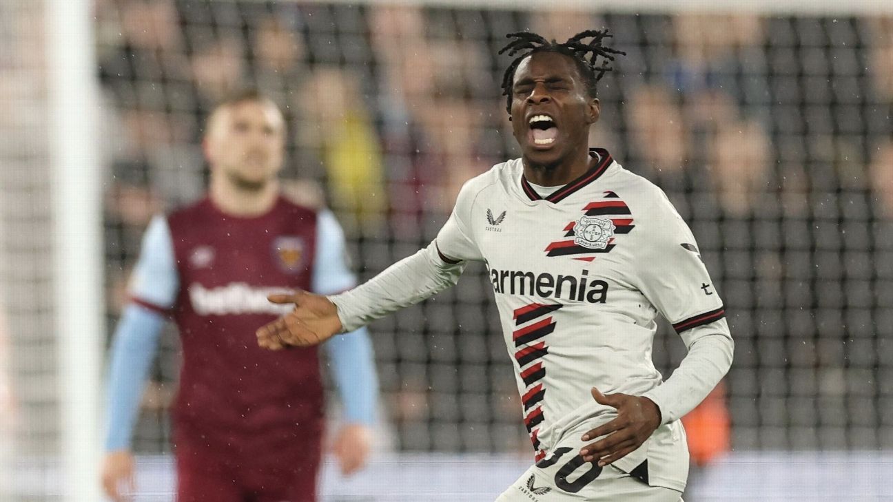 Il Leverkusen mantiene la sua posizione imbattuta grazie alle eliminazioni di Frimpong e Reynders con il Milan nella Premier League inglese.