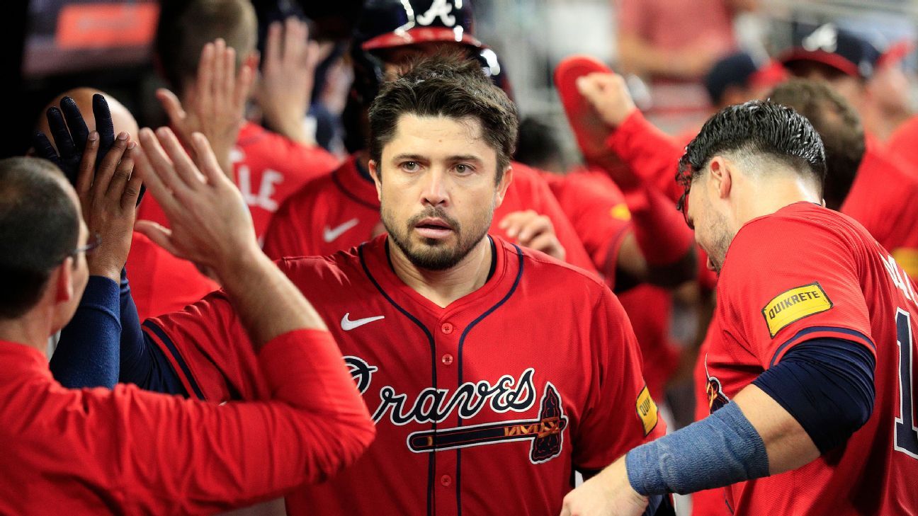 'Electric' d'Arnaud homers 3 times in Braves' win