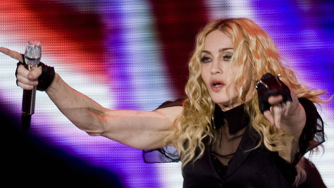 Madonna causa polêmica ao vestir camisas de times brasileiros de futebol