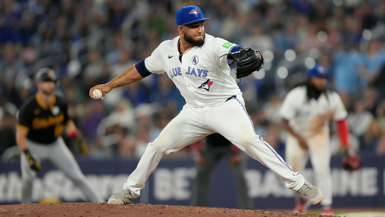 Mariners land RHP Garcia, send prospects to Jays