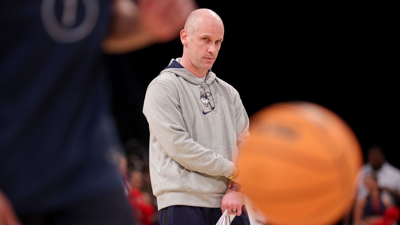 Perché Dan Hurley rifiuta i Lakers per restare alla UConn?  Può essere sorprendente, ma ha senso