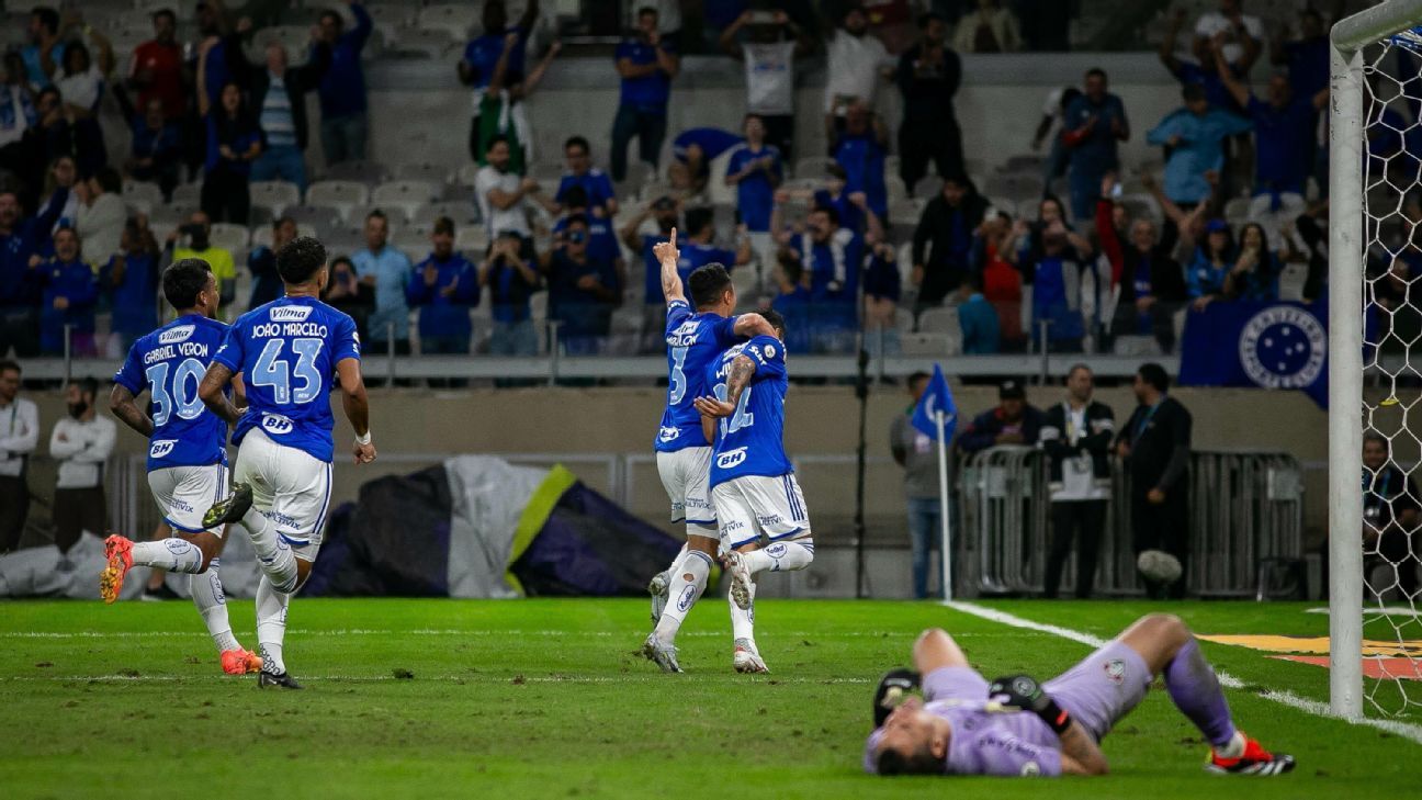 Cruzeiro vence Fluminense com pênalti polêmico e afunda time carioca no Z-4.