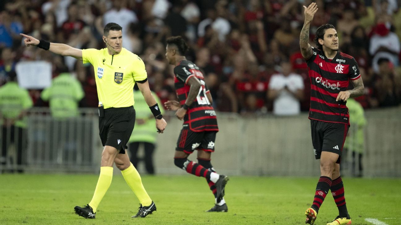 PÊNALTI? Comentaristas falam sobre a decisão da arbitragem