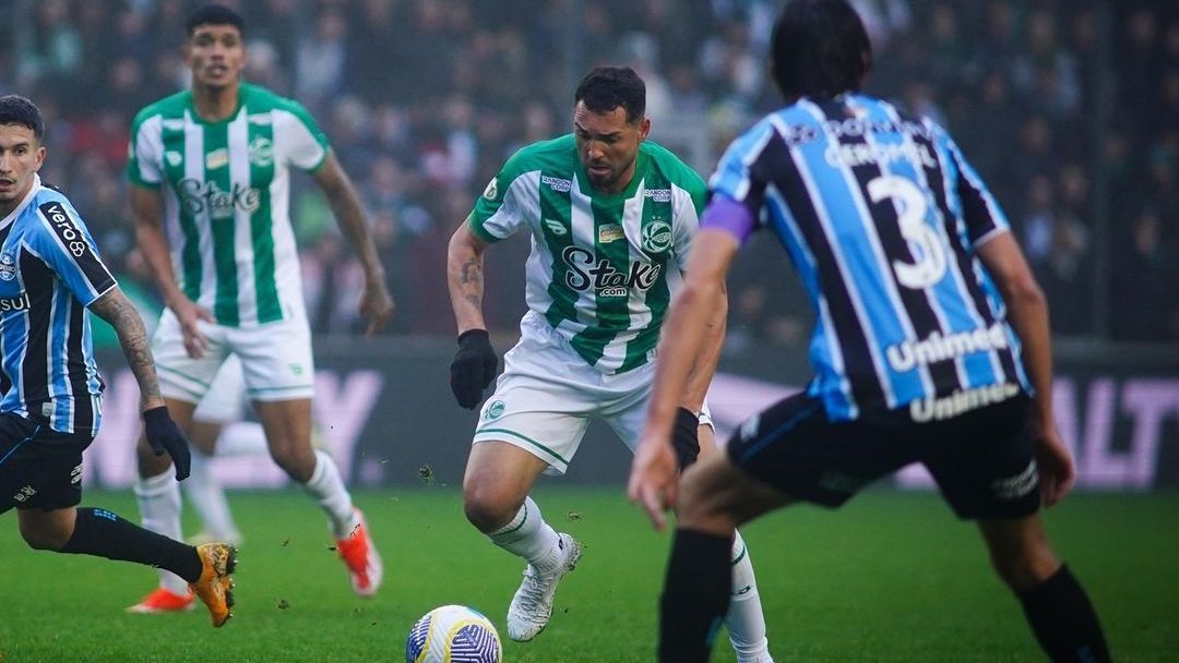 Juventude domina e vence Grêmio por 3 a 0, subindo na tabela.