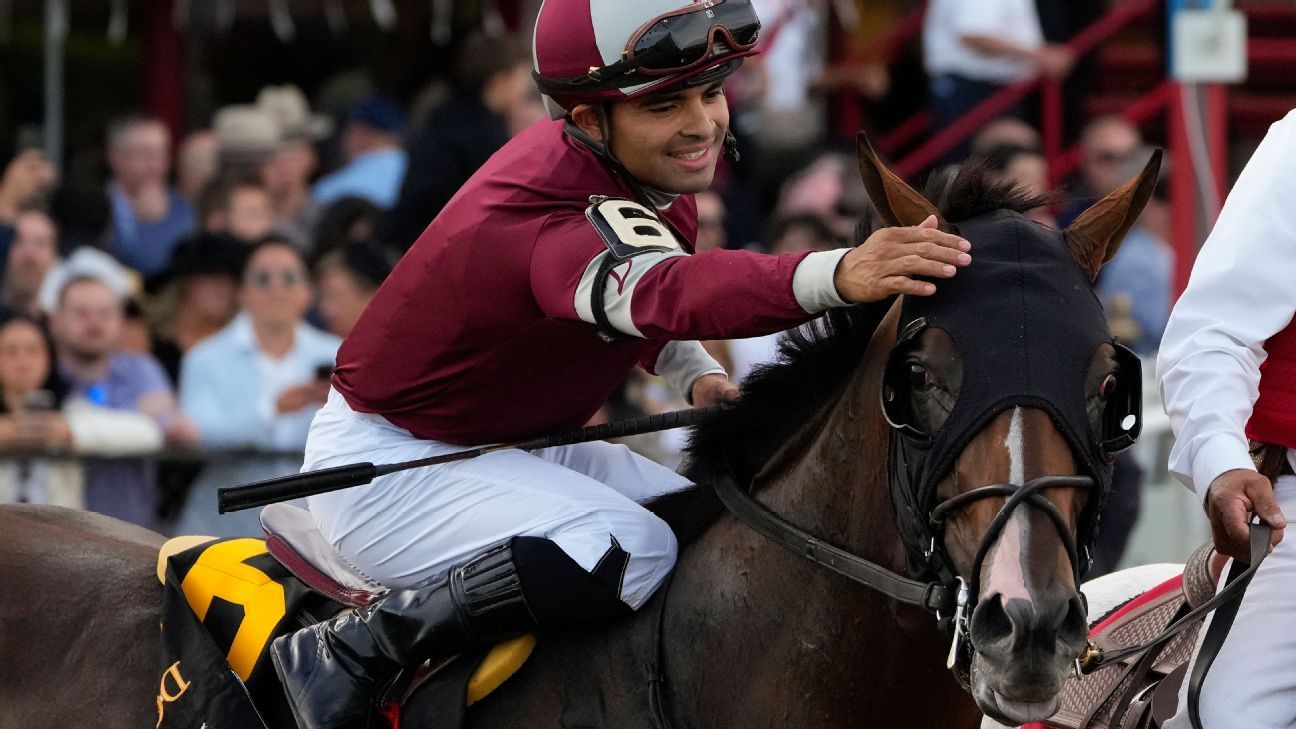 Jockey Saez hospitalized after fall from horse