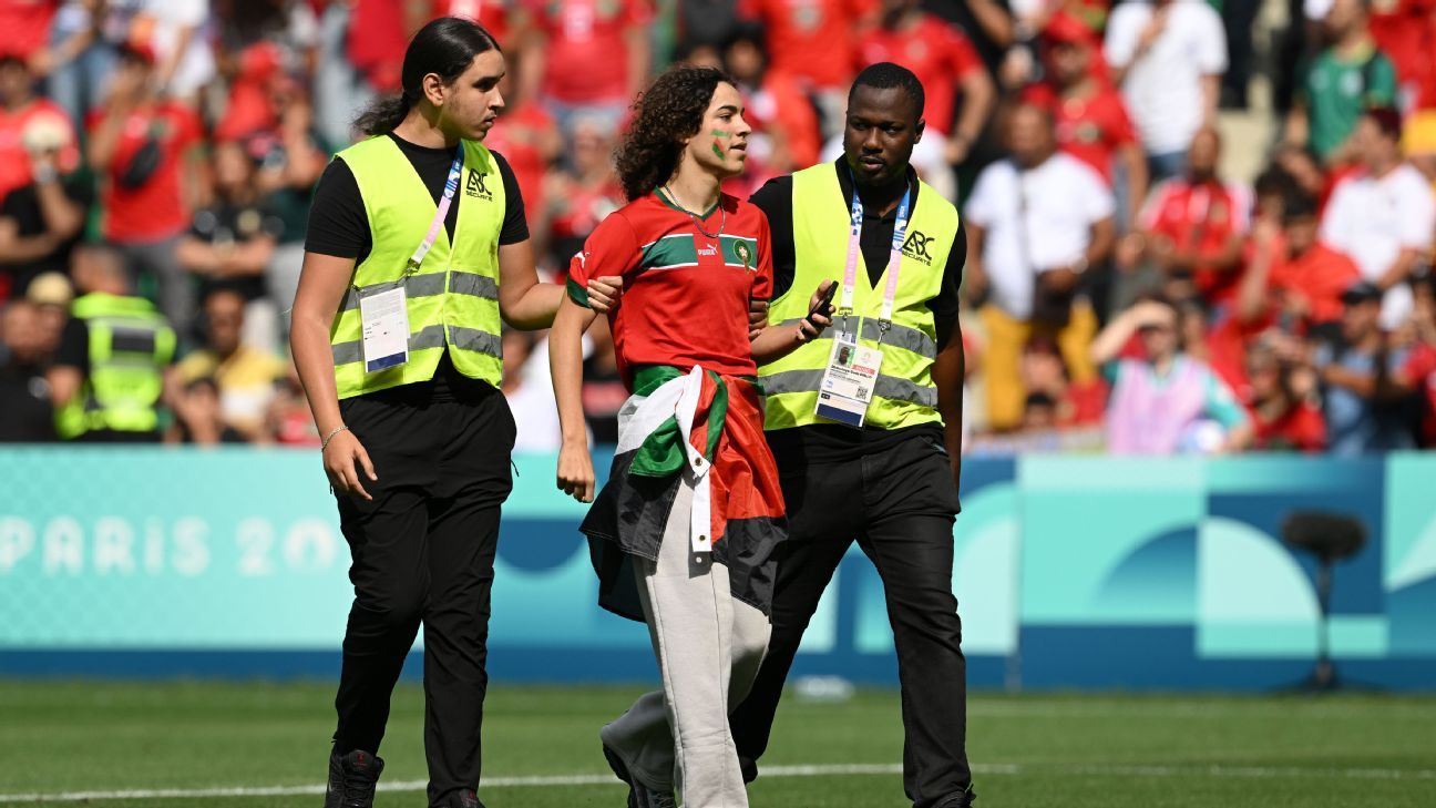 Les supporters marocains se révoltent et envahissent le terrain après un match nul