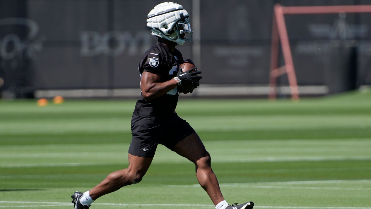 Raiders rookie has fun with fan’s Mahomes doll