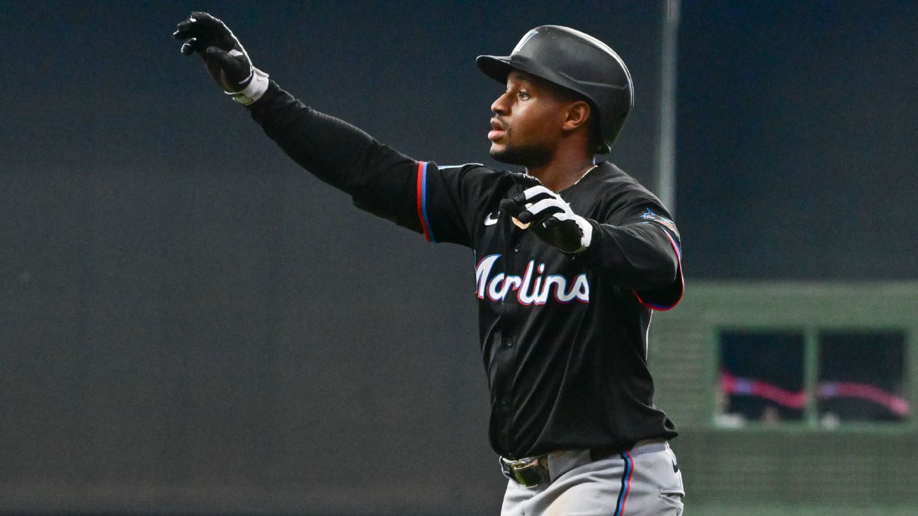 Edwards becomes 2nd Marlin ever to hit for cycle