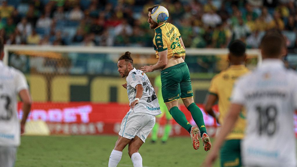 Grêmio domina Cuiabá com dois gols de Braithwaite e mantém sequência no Brasileirão.