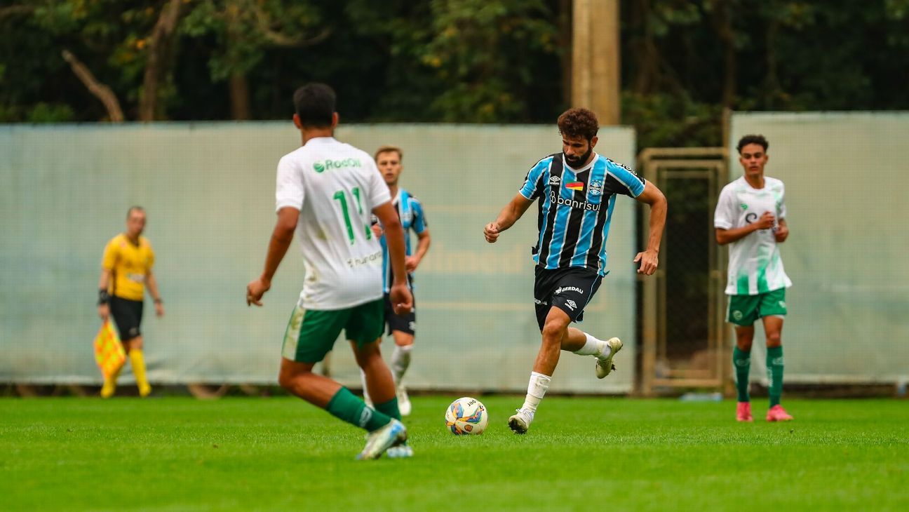 Diego Costa joga com sub-20 do Grêmio, causa confusão e é expulso