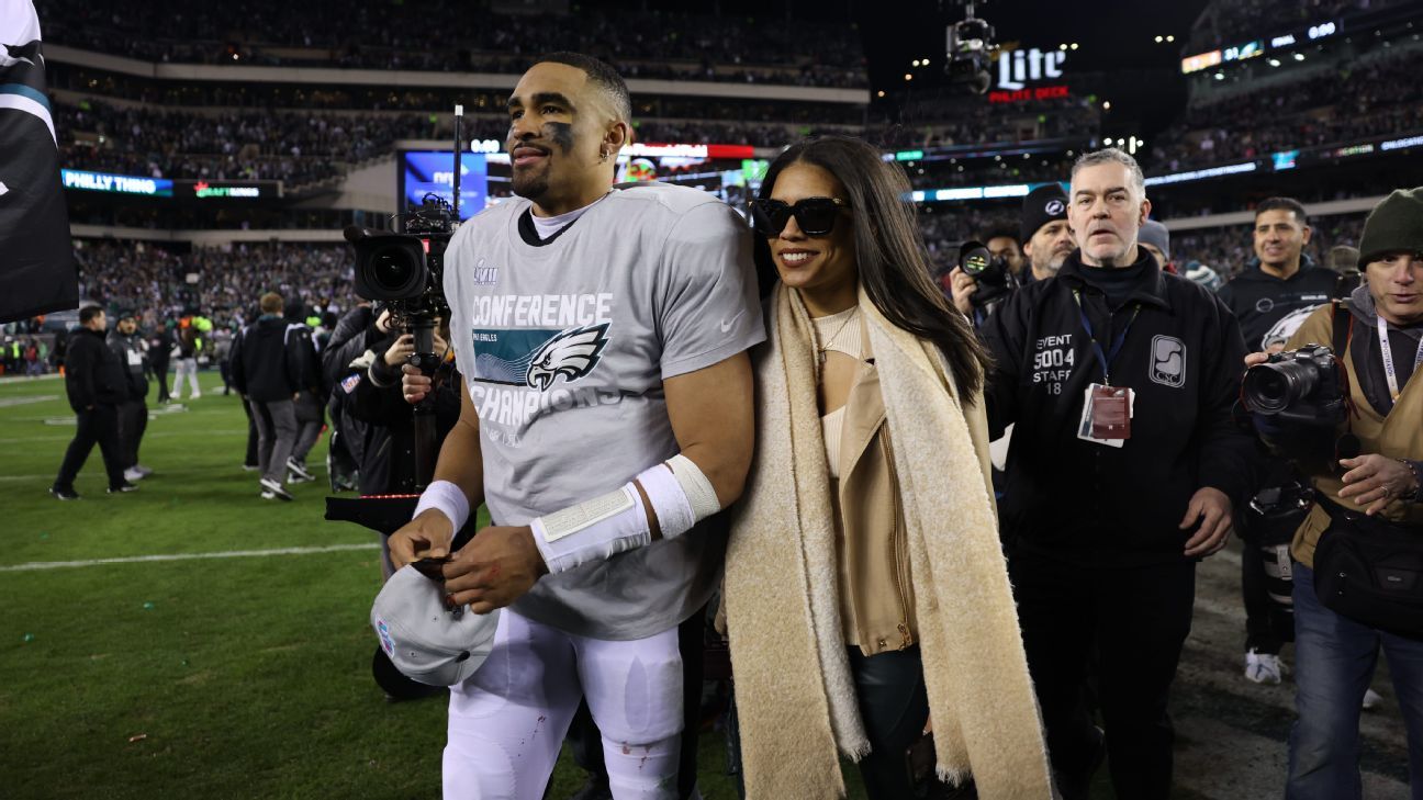 El mariscal de campo de los Eagles, Jalen Hurts, revela su compromiso con su novia de la universidad