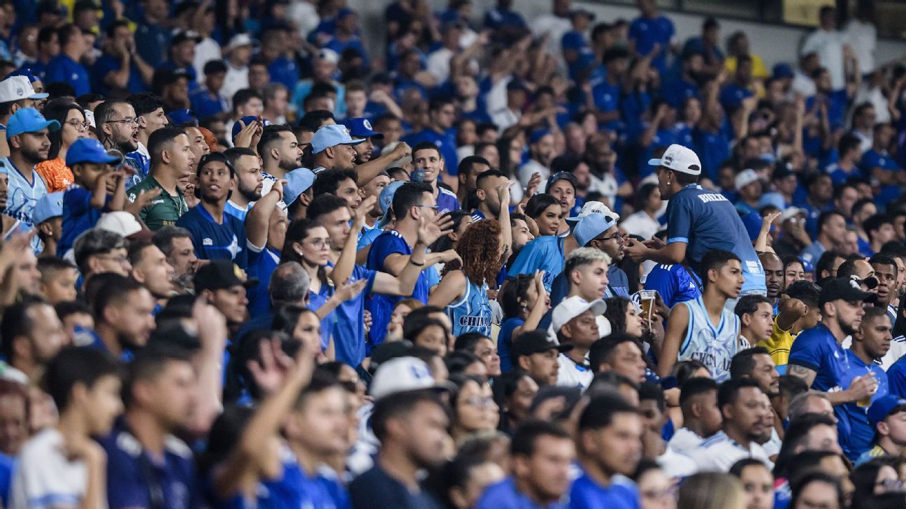 Destaque do Cruzeiro critica postura da torcida após protestos em derrota