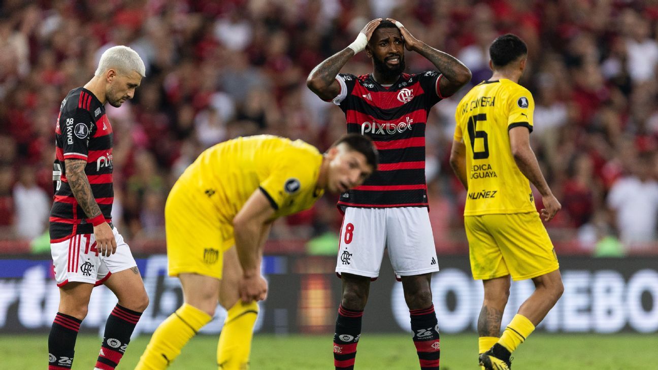 Torcida organiza pré-jogo com jogadores do Flamengo antes de decisão na Libertadores.