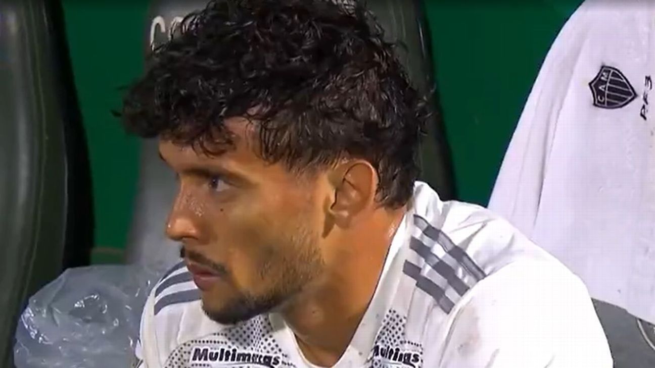 Scarpa reprova substituição e deixa Palmeiras x Atlético-MG irritado durante partida.