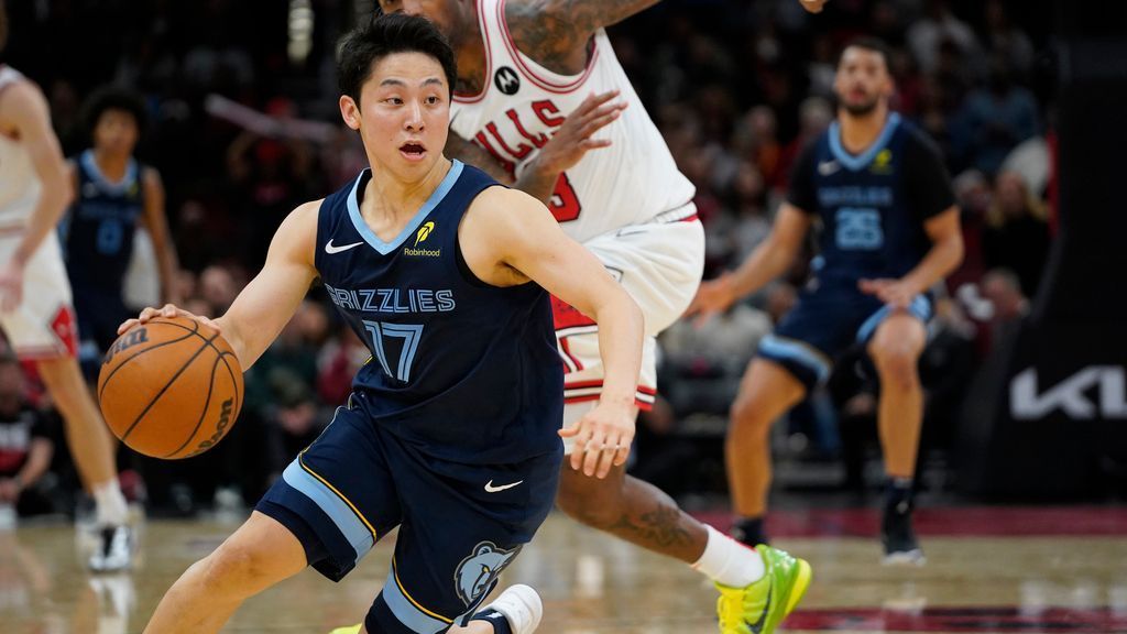 Sources: Grizzlies sign Kawamura to 2-way deal