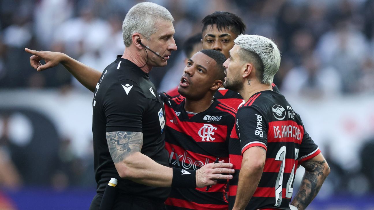 Árbitro admite ter recebido camisa de ídolo do Corinthians durante partida.