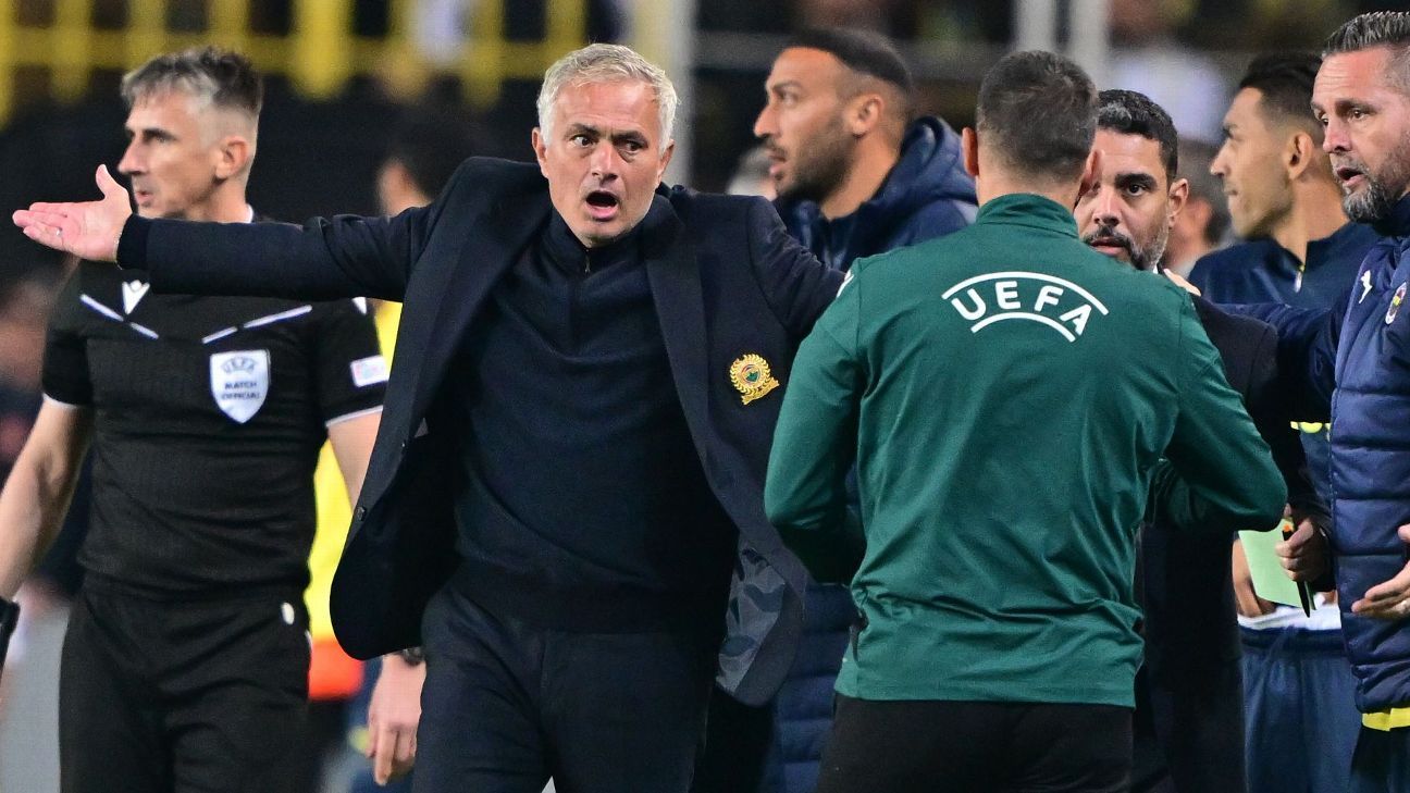 Mourinho mocks ref after red card vs. Man United