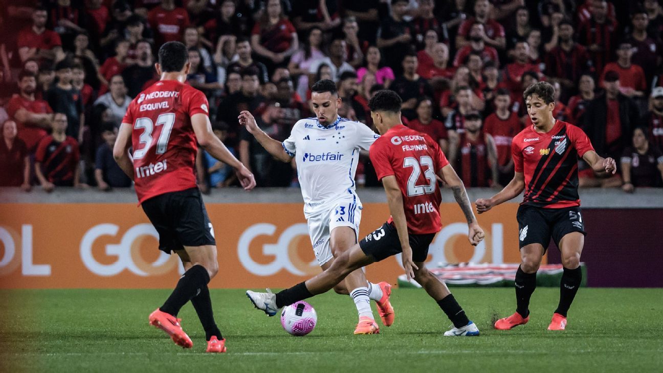 Athletico-PR atropela Cruzeiro após expulsão e deixa zona de rebaixamento.