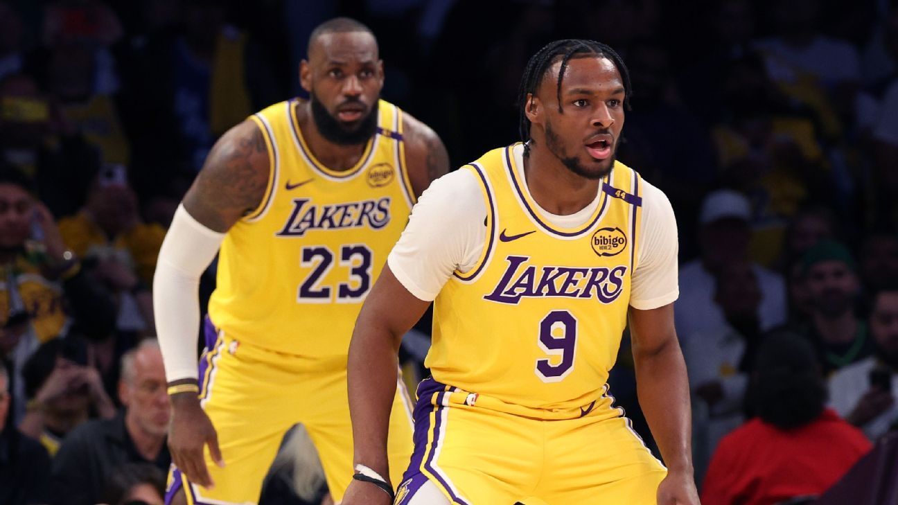 Les Cavaliers accueillent de nouveau LeBron et Bronny James avec une vitrine dans le vestiaire