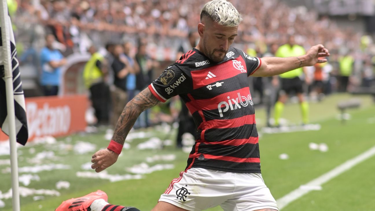 Arrascaeta passa por cirurgia no joelho e retorna ao Flamengo em 2025.