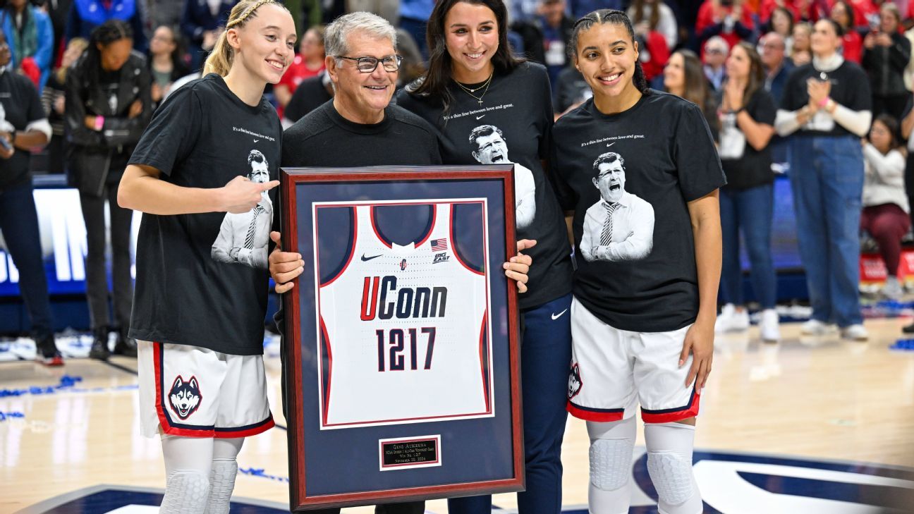 Geno soaks in wins record with UConn greats, goat
