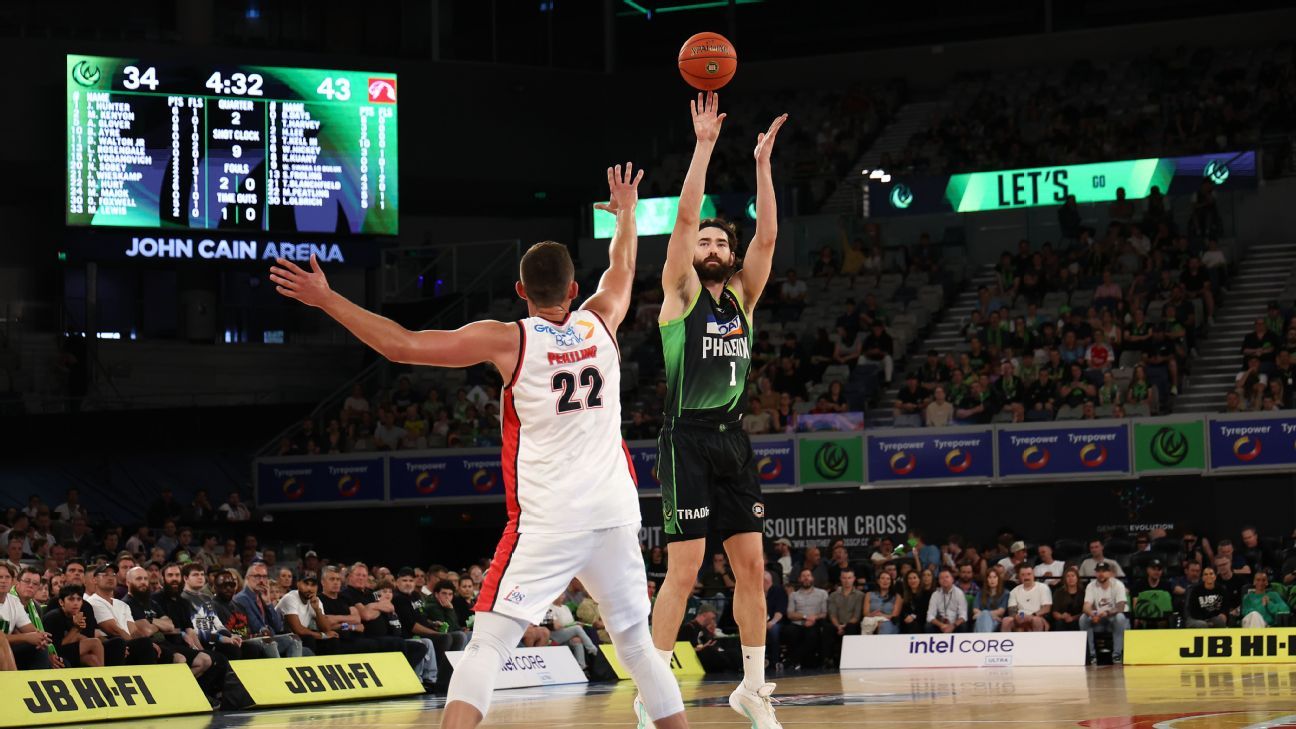 Hunter leads Phoenix to thrilling NBL win over Hawks