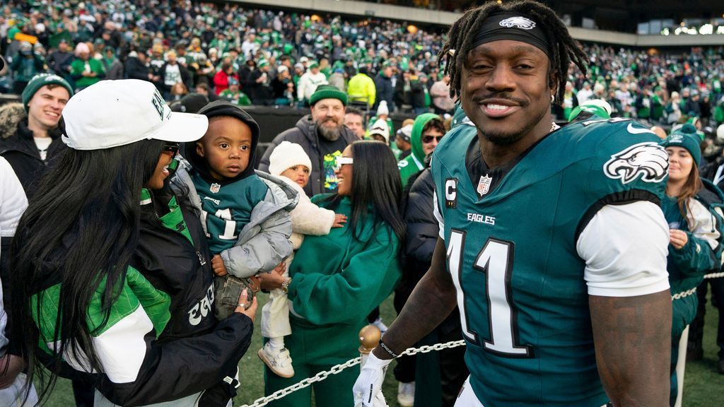 A.J. Brown Explains Sideline Reading: “I Like to Read” Amid Eagles Playoff Win