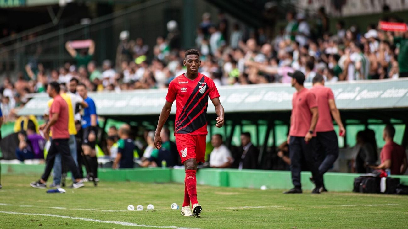 Léo desabafa e promete tomar 'todas medidas' após sofrer ofensas racistas em Coritiba x Athletico-PR: 'Inadmissível'