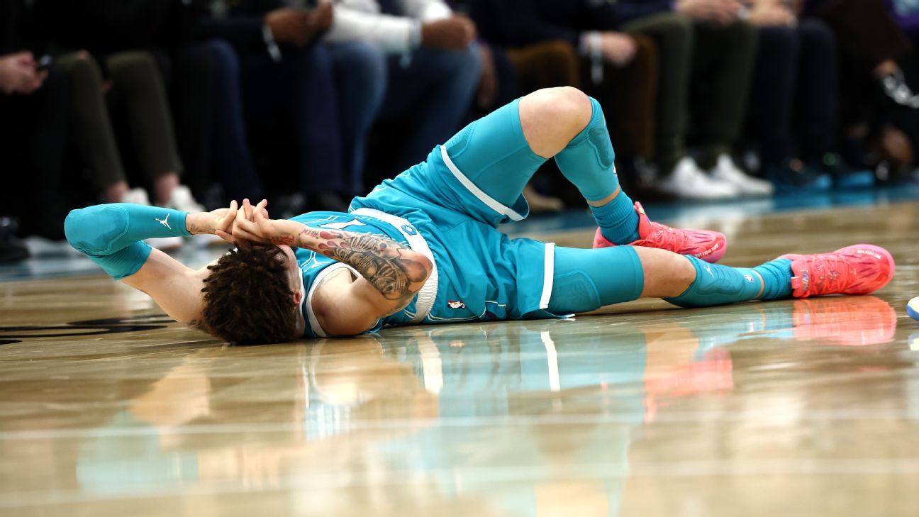 Hornets' Ball exits vs. Lakers with ankle injury