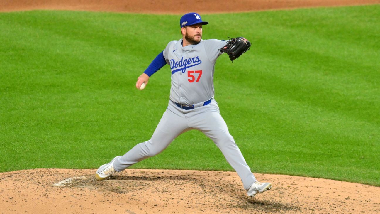 Cubs deepen bullpen, trade for Dodgers' Brasier