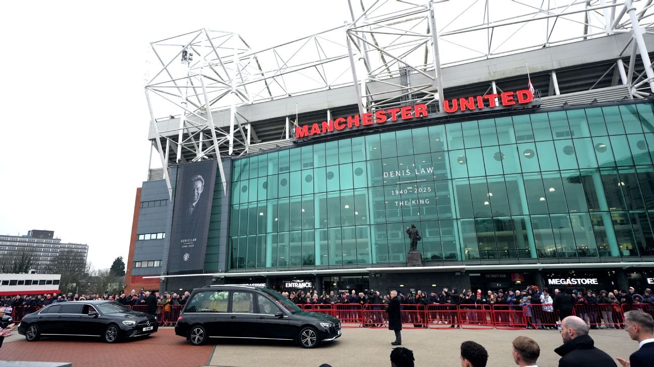 Denis Law: Utd greats pay respects to 'The King'