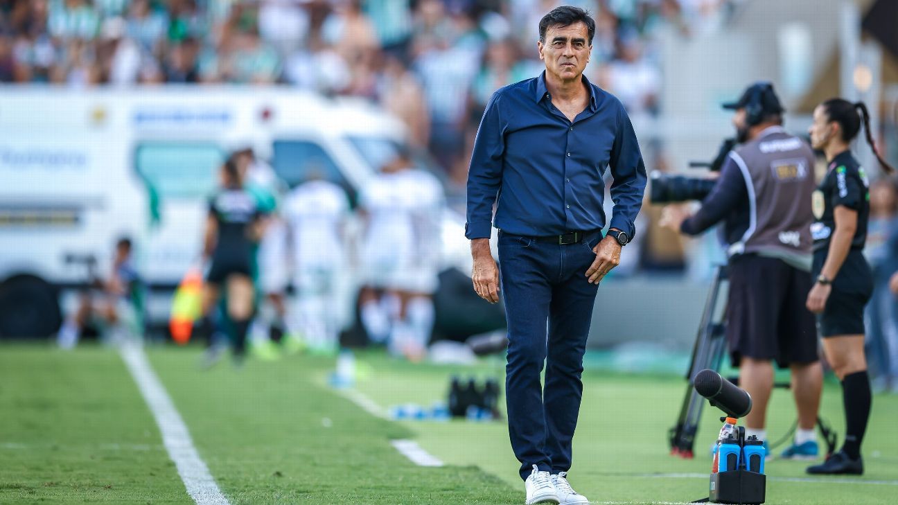 Técnico do Grêmio explica agressão em jogador do Juventude e diz que não teve culpa: 'Lamento que tenha acontecido'