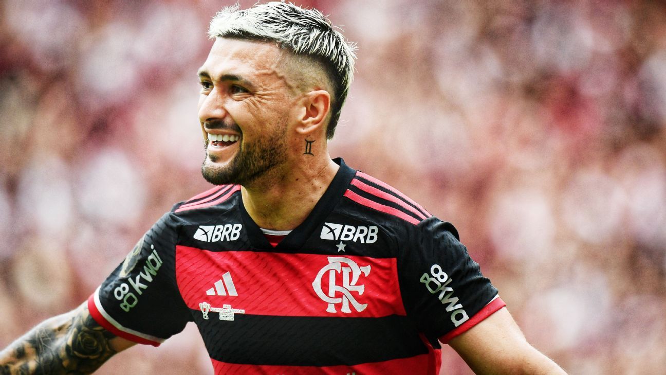 Arrascaeta atualiza tatuagem em homenagem ao Flamengo; confira o novo desenho