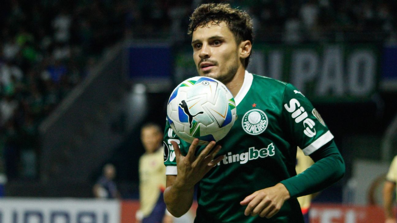 Raphael Veiga se lesiona, preocupa e é substituído no Palmeiras durante jogo.