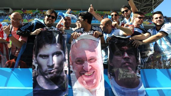 Messi, Francisco and Maradona, the referents of the Argentine fans in the 2014 World Cup.