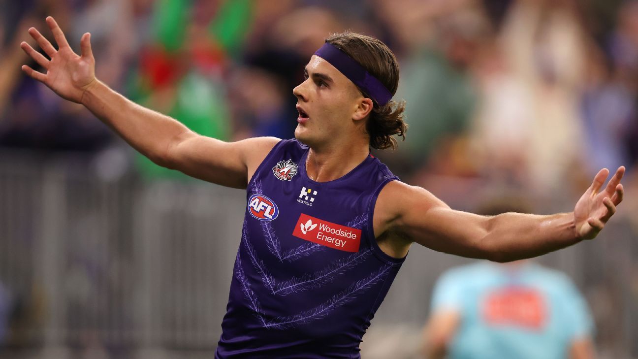 Dockers lock away emerging star with new deal