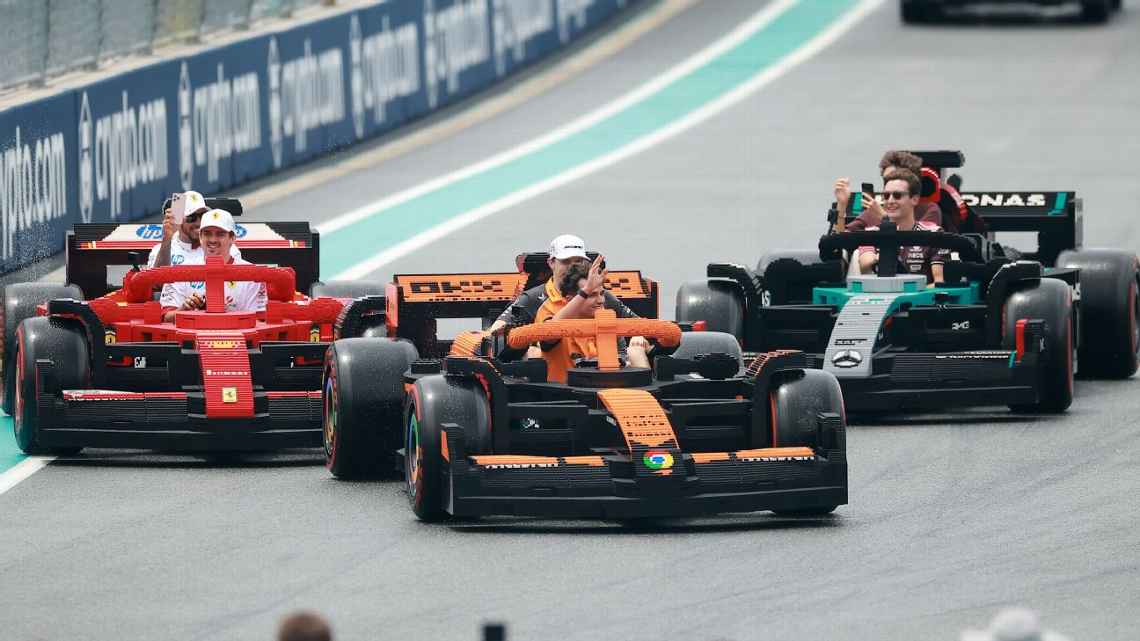 Auto di Formula 1 a grandezza naturale costruita con Lego