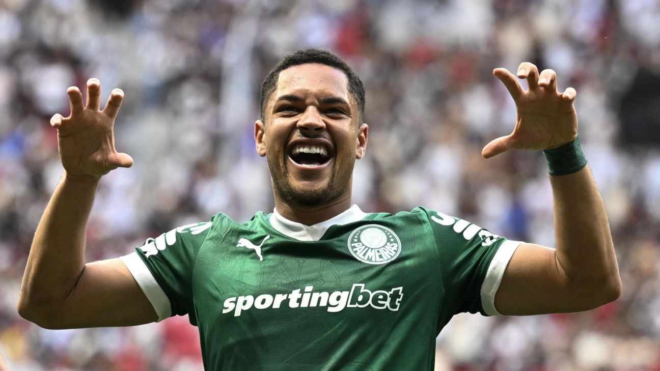 Vitor Roque celebra gol de estreia pelo Palmeiras: alívio após marcar.