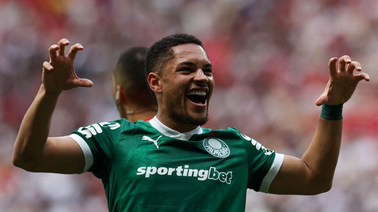 Vestiário do Palmeiras teve 'festa' para Vitor Roque por gol e recado ao pé do ouvido de Abel