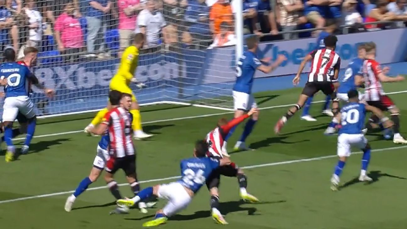 Sepp van den Berg es derribado por Jacob Greaves.