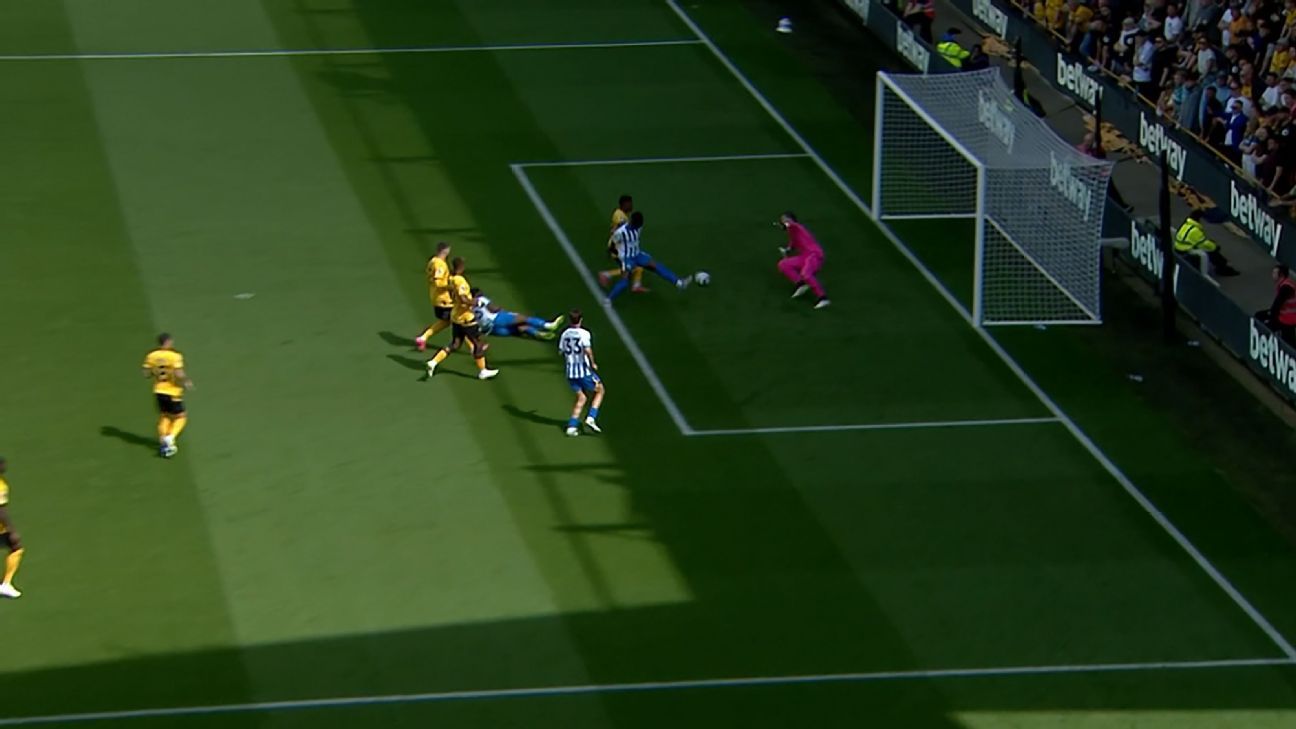 Yankuba Minteh intentó jugar el balón desde una posición de fuera de juego.