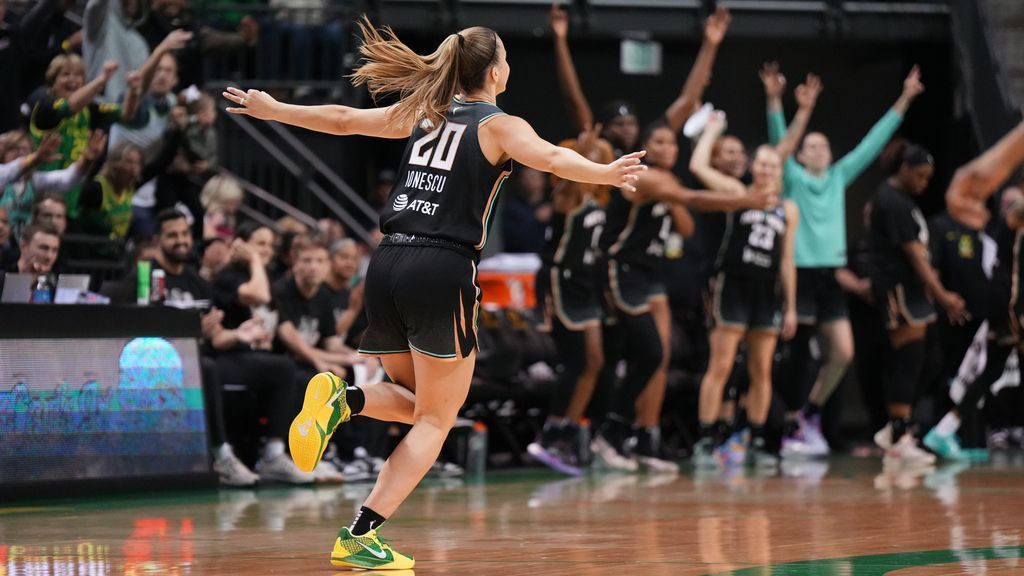 Liberty's Ionescu scores 25 in return to Oregon