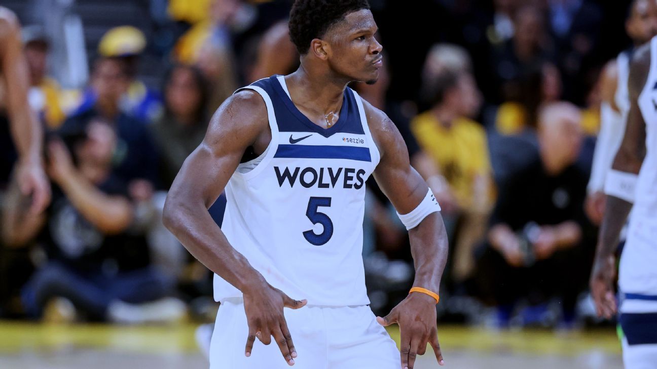 Edwards' halftime talk sparks Wolves to 3-1 lead
