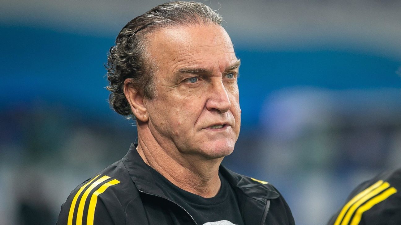 Cuca exalta Cruzeiro como favorito contra Atlético-MG após empate importante.