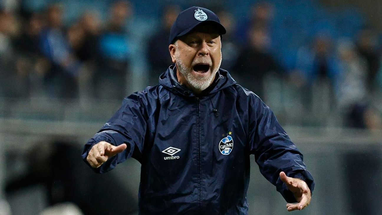 Desabafo de Mano Menezes após gol anulado do Grêmio gera reflexão: VAR ineficaz.