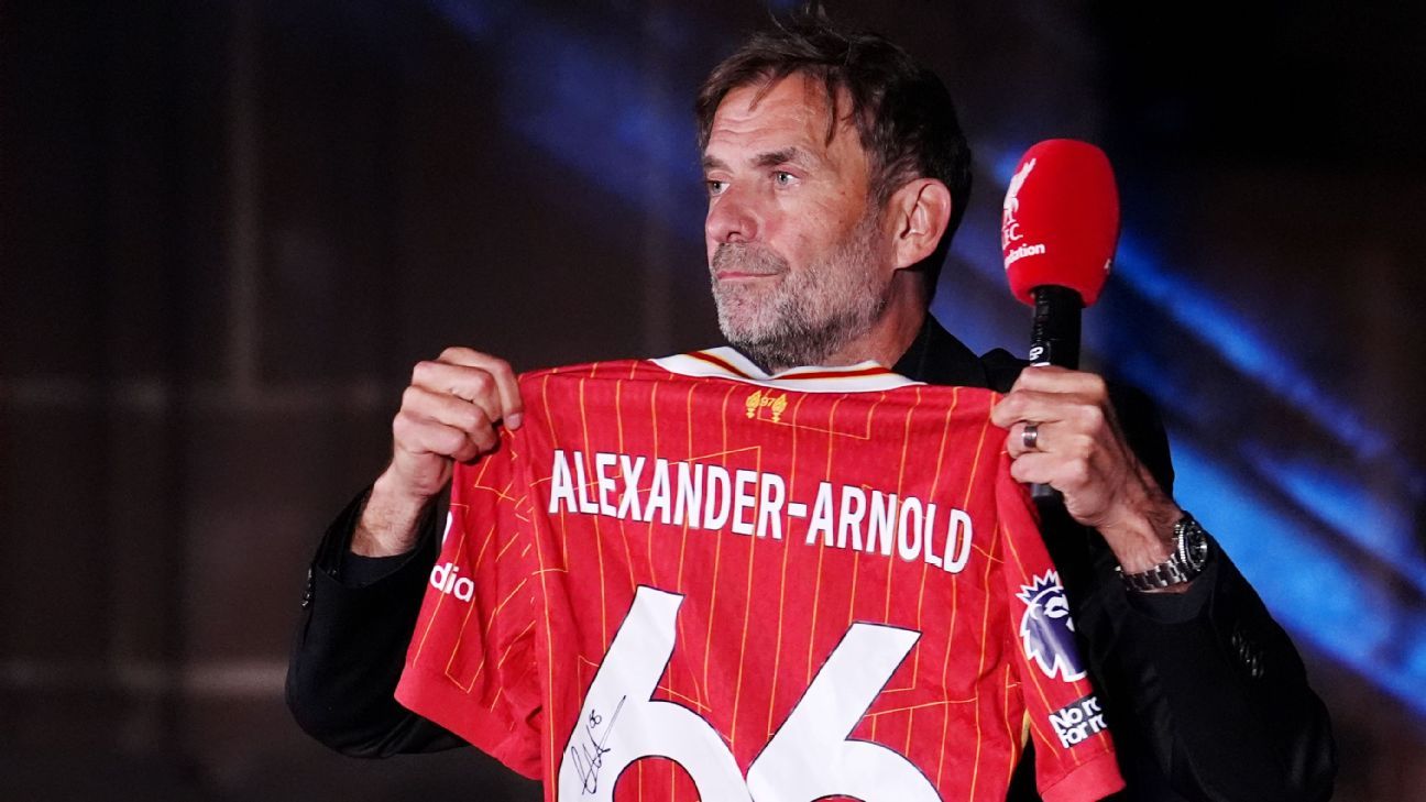 Jürgen Klopp defendiendo a Trent Alexander-Arnold