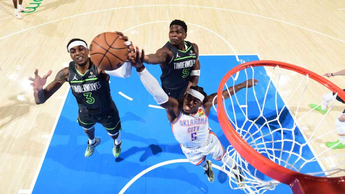 Лу Дорт защищается против игрока НБА